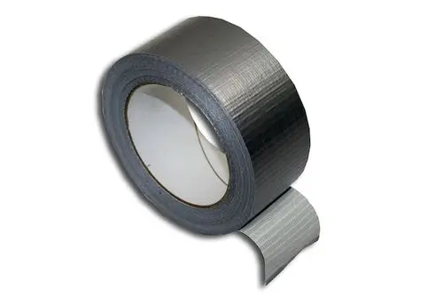 Rollenklebeband in Silber, auf einem weißen Hintergrund, mit deutlich sichtbarer Struktur. Das Produkt stammt von der Marke Roth.